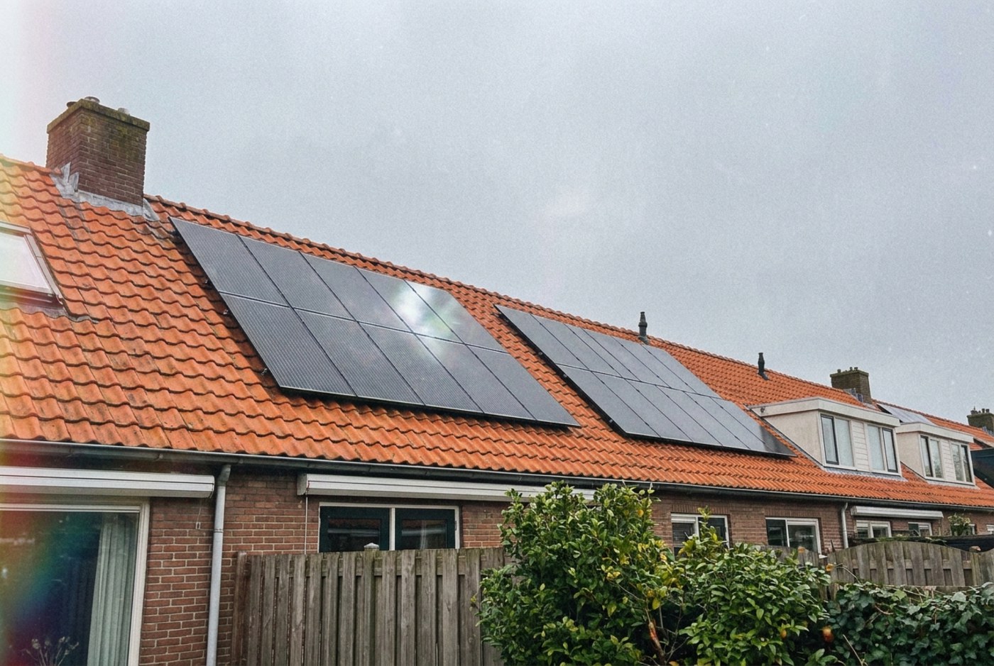 Zonnepanelen op het schuine dak van een Nederlandse woning