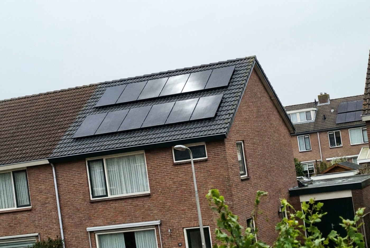 Nederlandse woning met zonnepanelen al op het dak